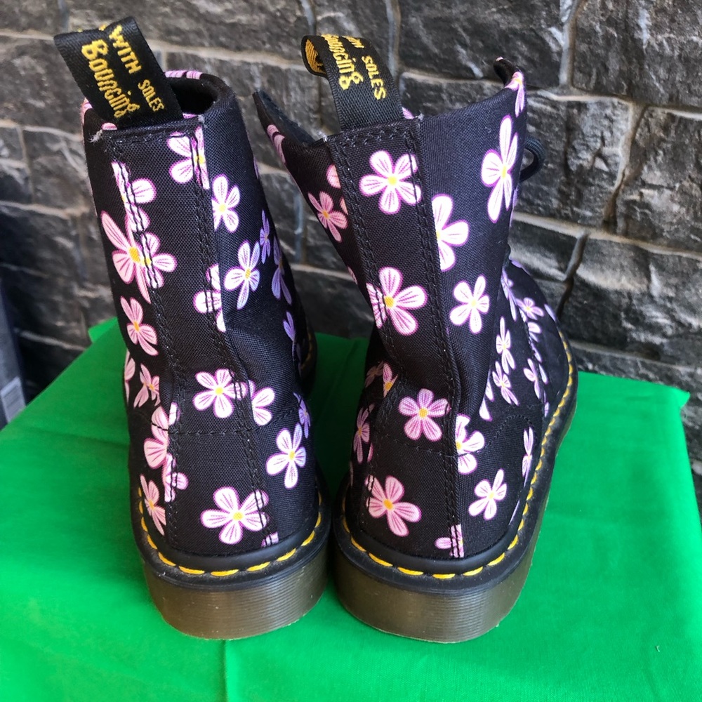🌸 Dr. Marten PAGE Meadow size 8 US 🌸 nice condition! - Picture 2 of 8